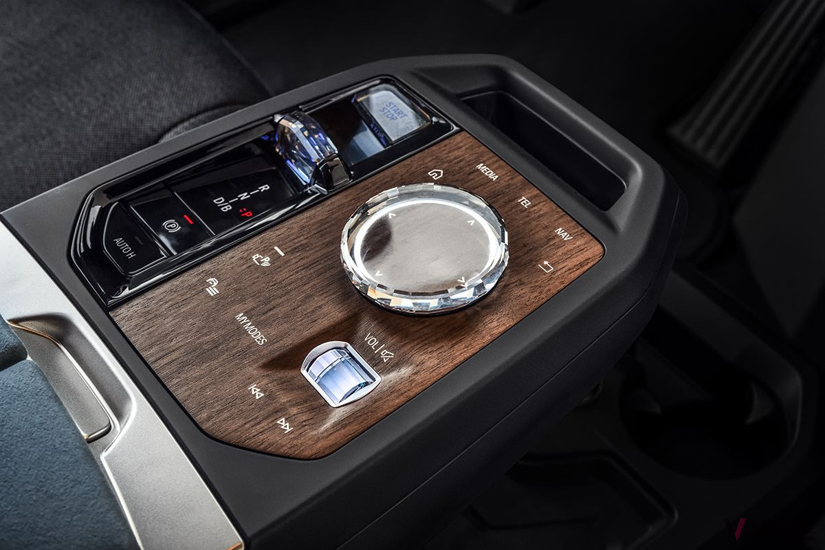 BMW「iX」のインテリア（iDriveコントローラー）