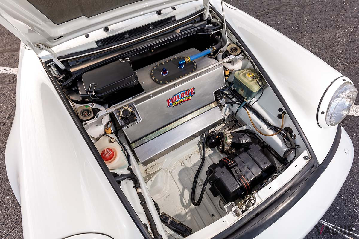 約3740万円で落札されたポルシェ RUF「CTR カレラ4」（1990年）（C）2021 Courtesy of RM Sotheby's