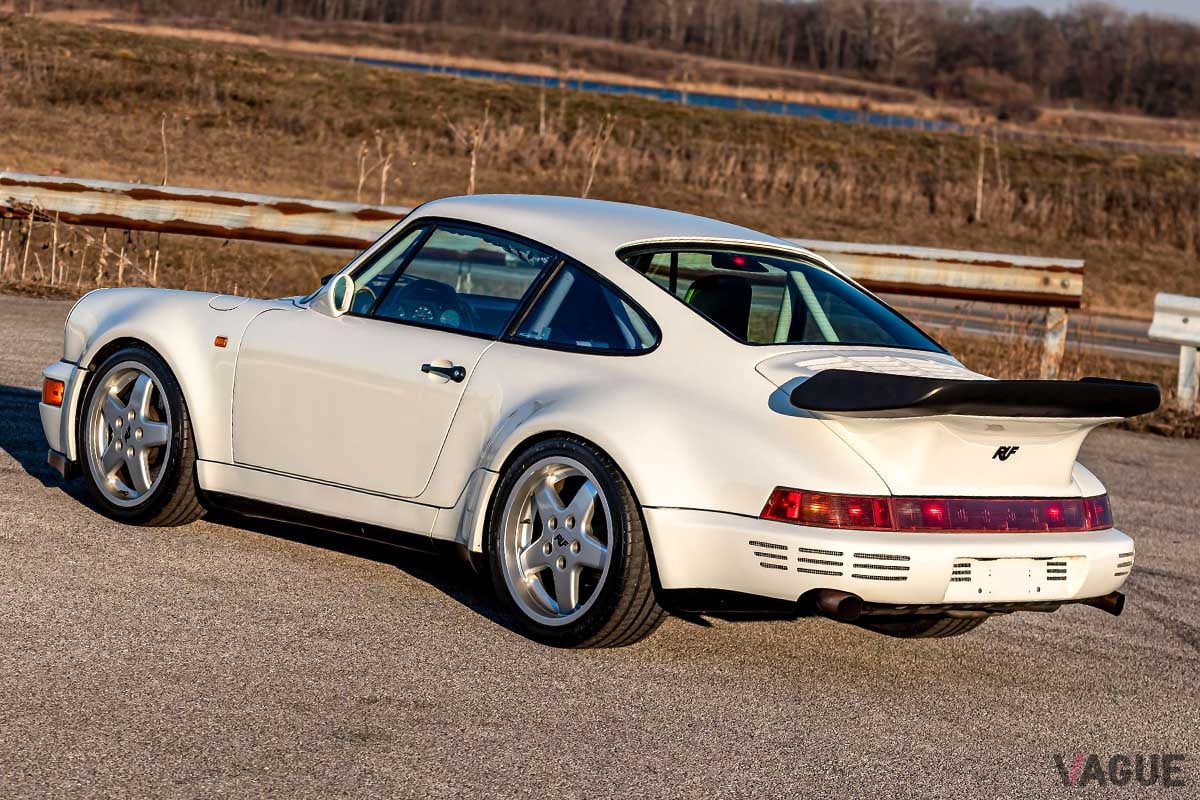 当時のターボ風のウイングが装備された RUF「CTR カレラ4」（C）2021 Courtesy of RM Sotheby's
