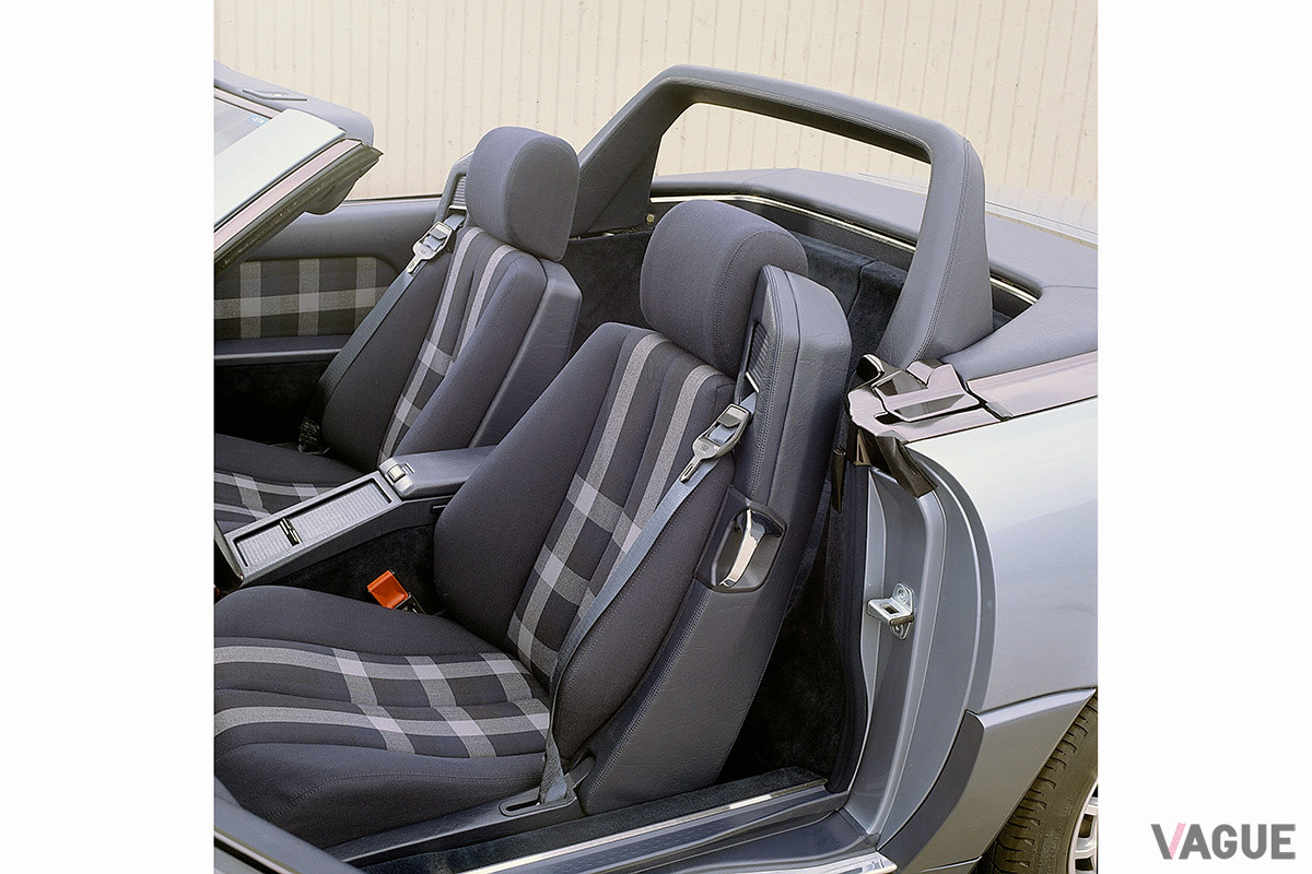 ヘッドレスト後ろに装備されているロールオーバーバー（通常は収納されている）。車体の傾きや衝撃を検知し作動する。これは全車に標準装備されている（C）Daimler AG