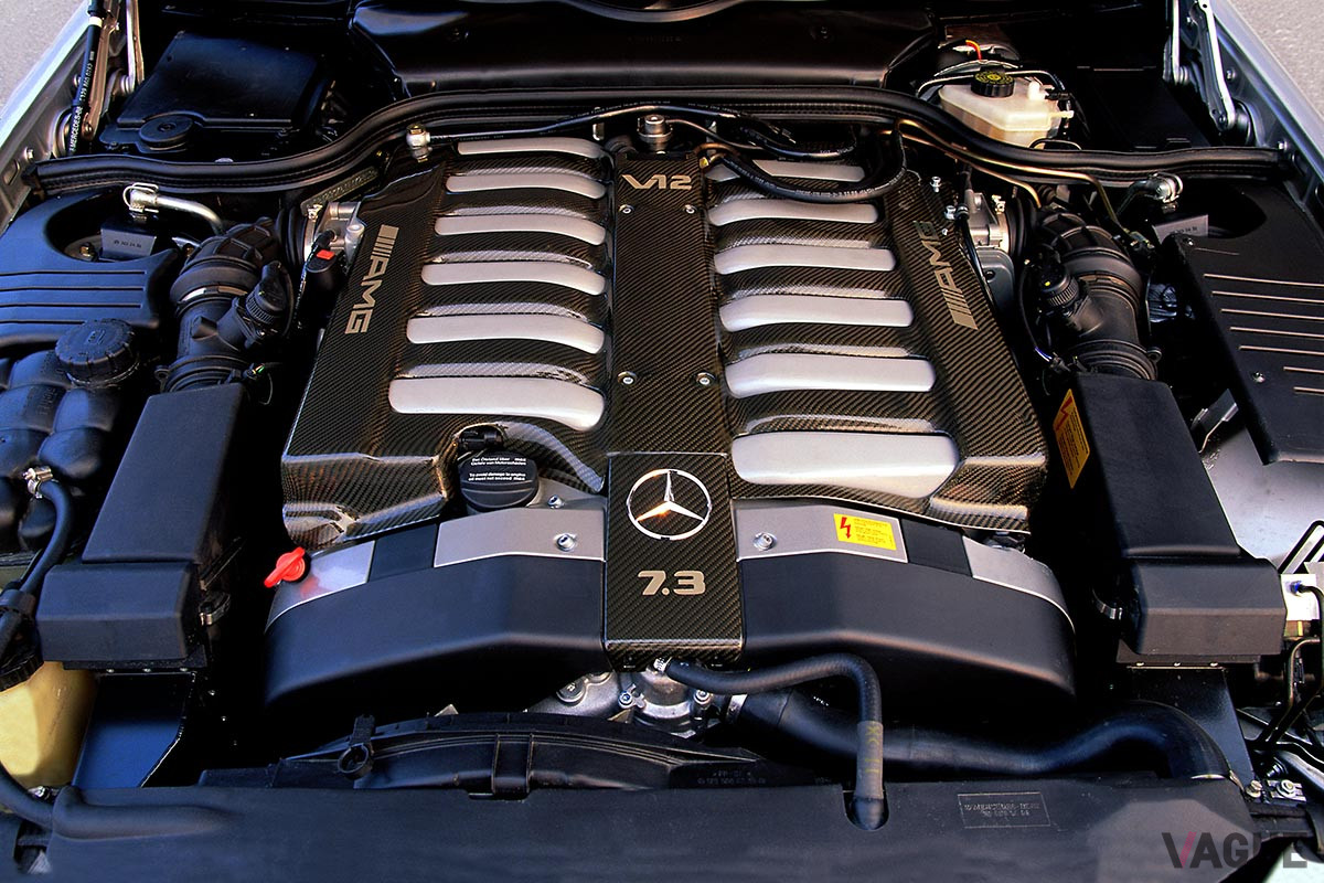 AMGモデルも存在しており、353psまで強化されたV8エンジン搭載の「SL55」や、「SL600」のチューンドモデルがあった。さらに、525psを誇った「SL73」という、60台から85台ほどしか生産されていない希少モデルも存在した。これに積まれた7.3リッターV12エンジン（写真）は後に、スーパーカーのパガーニ「ゾンダ」に採用された（C）Daimler AG