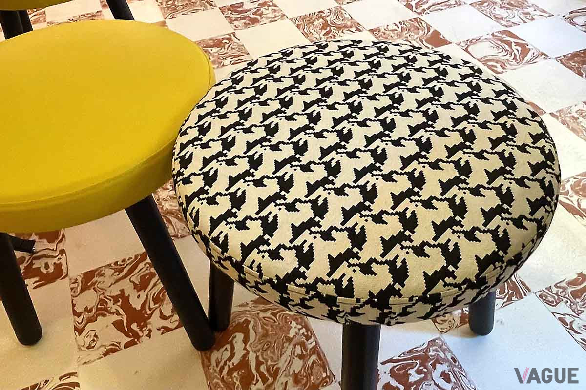 ピクセルで図案化された跳ね馬模様がプリント