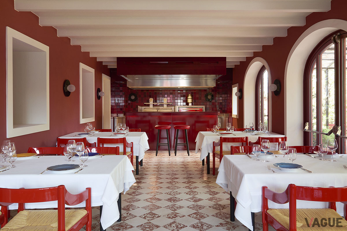 レストランの奥でグリルを