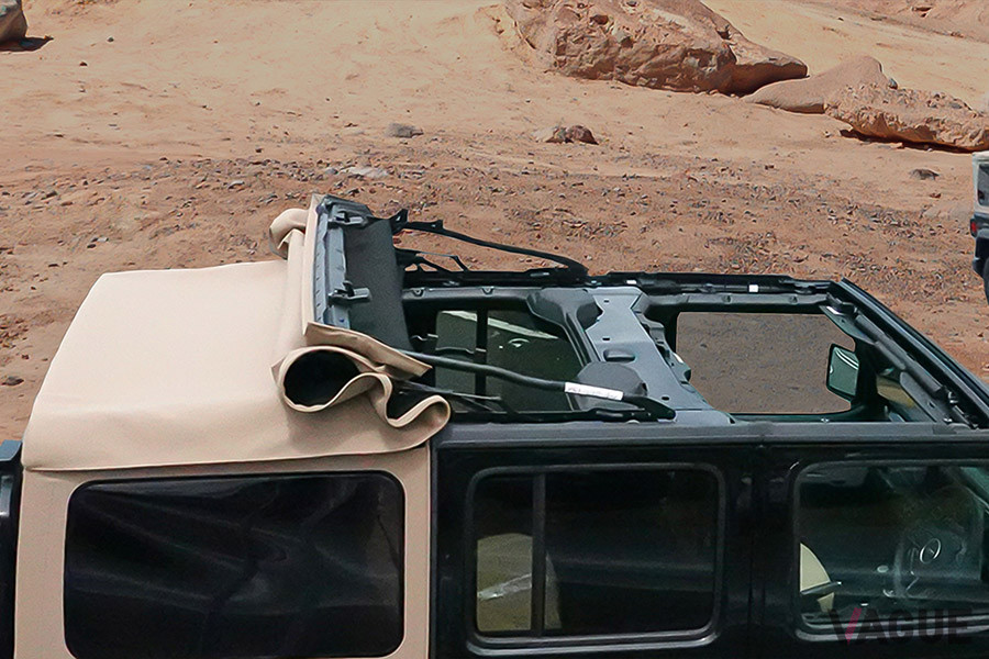 ラングラー・ブラック＆タンは、現行JL型ラングラーでは初のソフトトップ車
