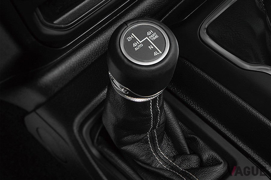 マニュアルで切り替える伝統的なパートタイム4×4に加え、自動的に前後輪に駆動力を分配するフルタイム4×4システムを初採用