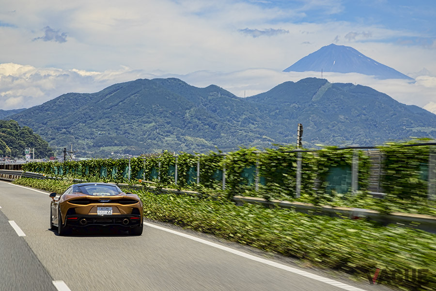 東名高速と新東名高速からは、富士山を拝むことができる