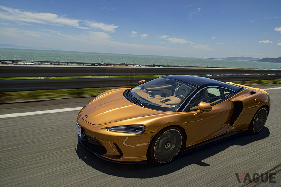 マクラーレン各車に乗るたびに感心させられてしまうのが、シフトパドルの精密な操作感と使いやすさだ