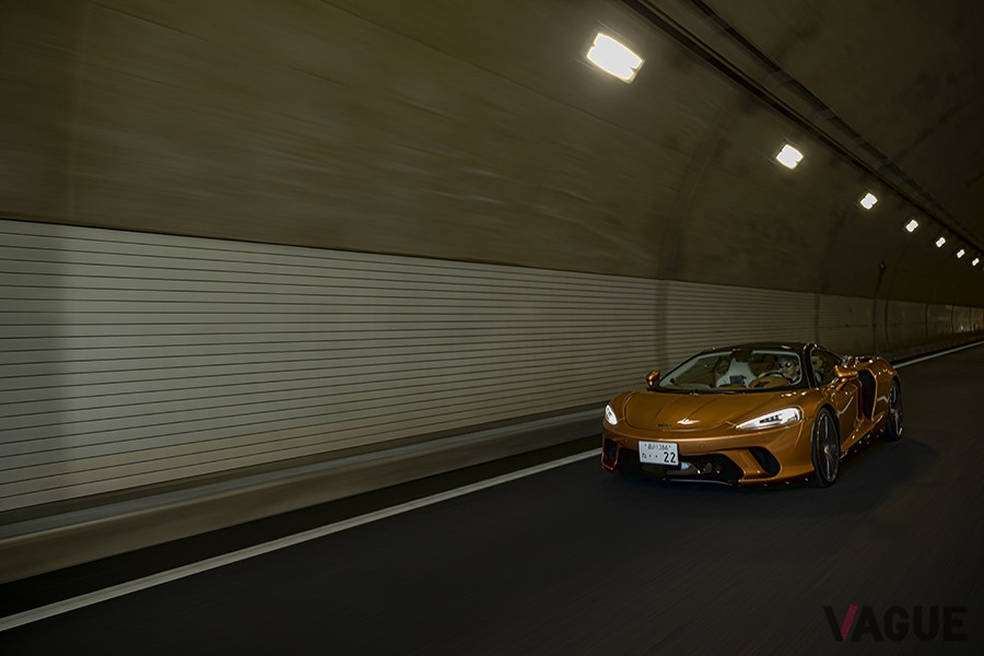 イタリアブランドのスーパーカーは“演出”としてエンジンサウンドを活用するが、マクラーレンはあくまでも抑制的