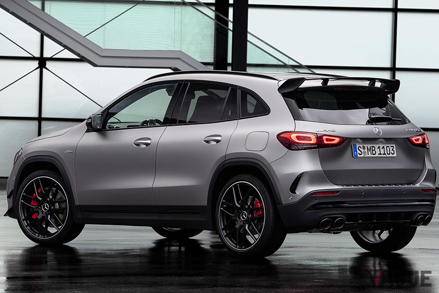 メルセデスAMG「GLA45S 4マティック＋」。巨大リアスポイラーがスポーティ