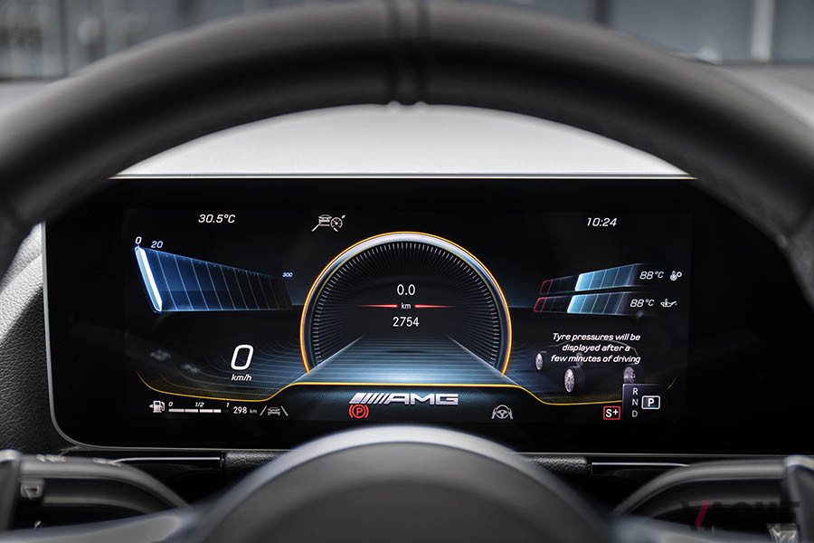 メルセデスAMG「GLA45S 4マティック＋」のメーター