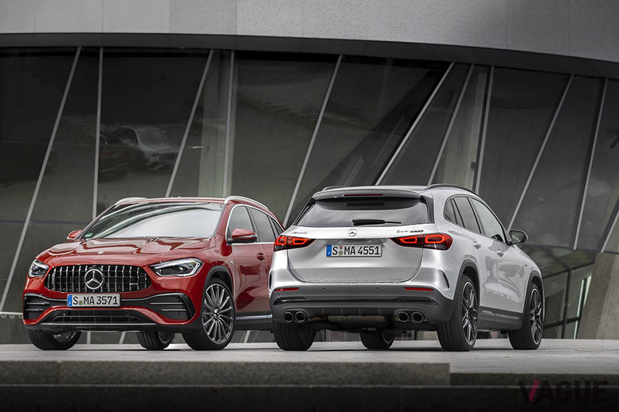 メルセデスAMG「GLA45S 4マティック＋」（写真右）と「GLA35 4マティック」（左）