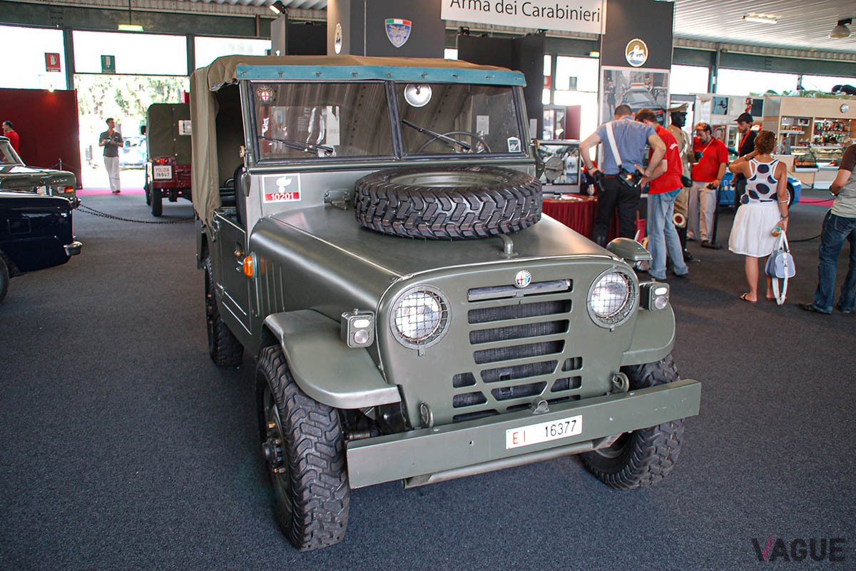 「アルファ ロメオ100×100展（2010年）」に展示された、軍納入の「1900M」