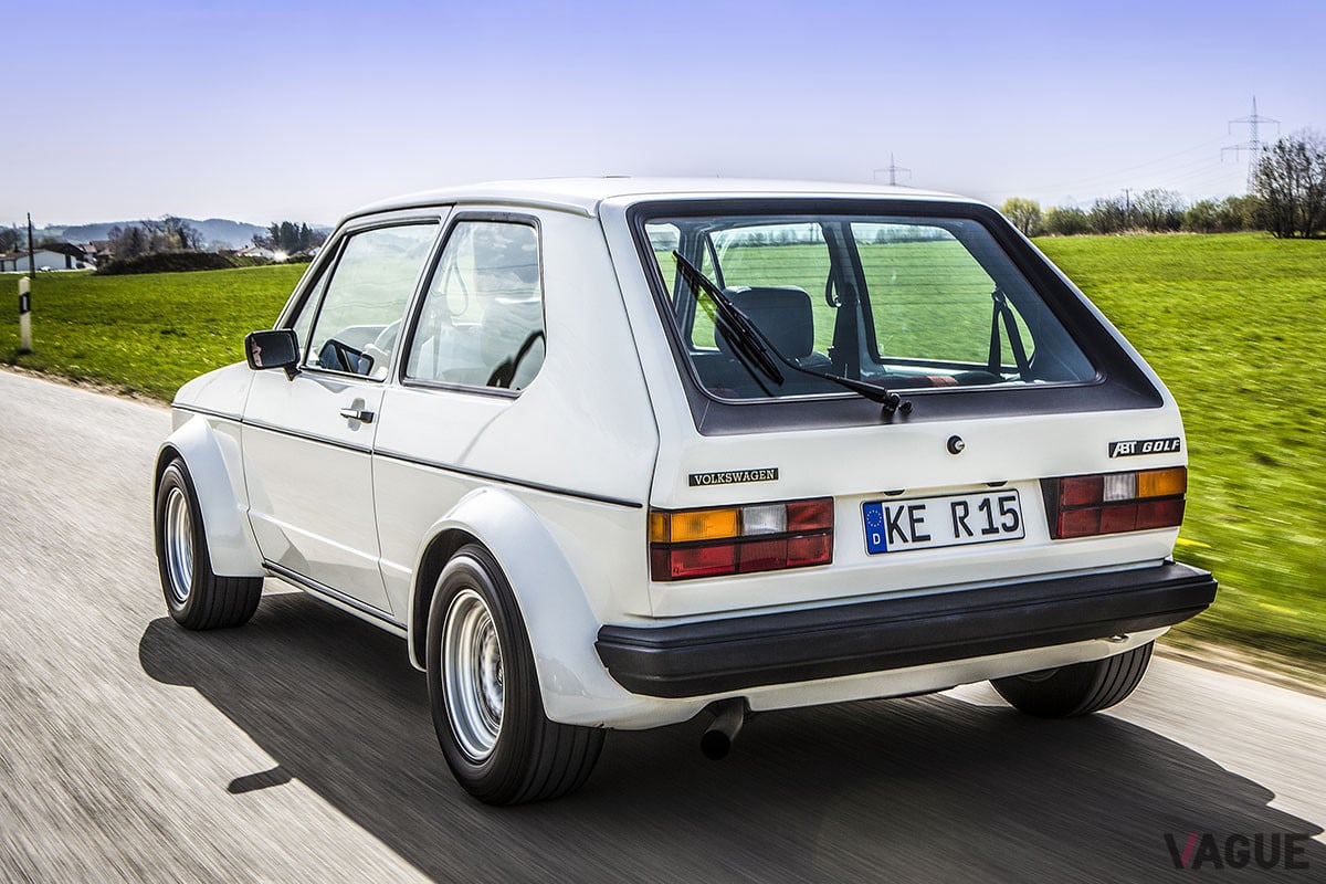 1982年の「ゴルフGTI」ワイドボディ。いま見てもその張り出したフェンダーはインパクトがある
