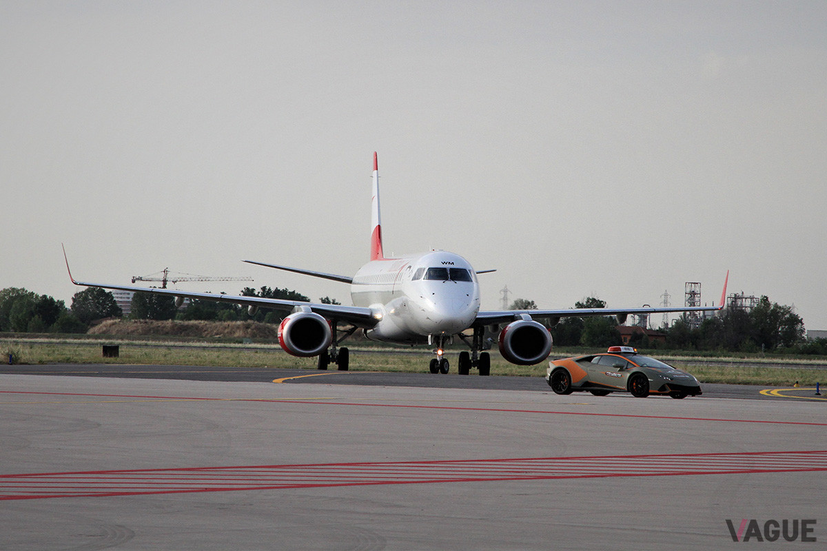 航空機の先導車として華を添える意味でフォローミーしてくれる「ウラカンEVO」