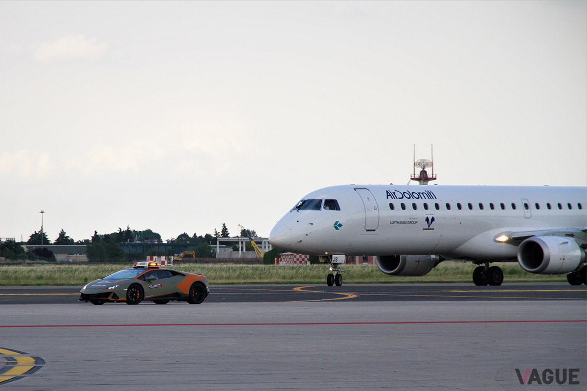 航空機の先導車として華を添える意味でフォローミーしてくれる「ウラカンEVO」航空機の先導車として華を添える意味でフォローミーしてくれる「ウラカンEVO」