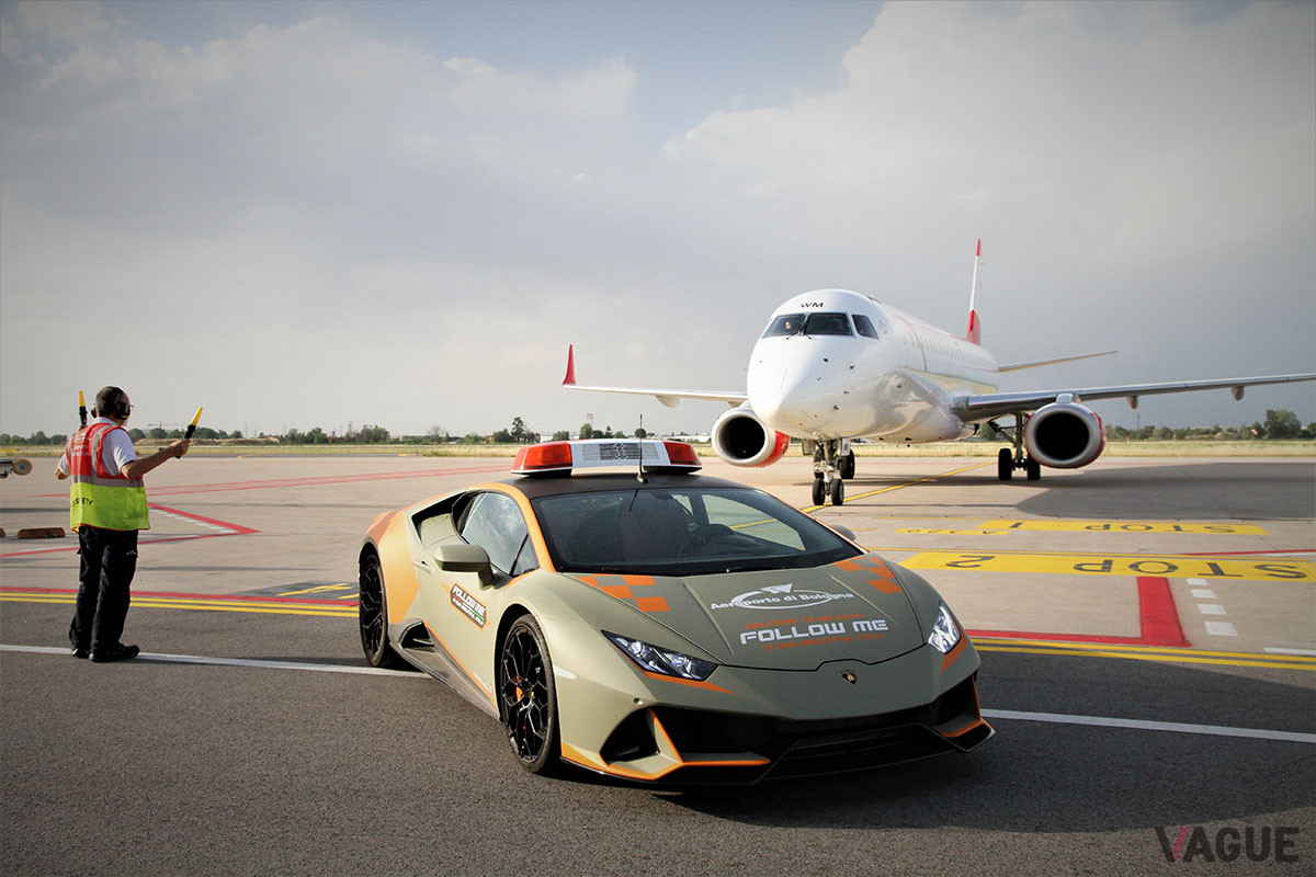 航空機の先導車として華を添える意味でフォローミーしてくれる「ウラカンEVO」