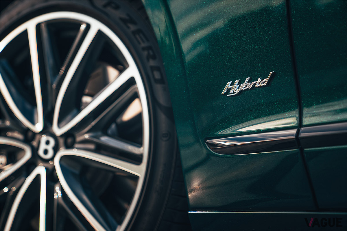 フロントフェンダー下部の「Hybrid」バッジ