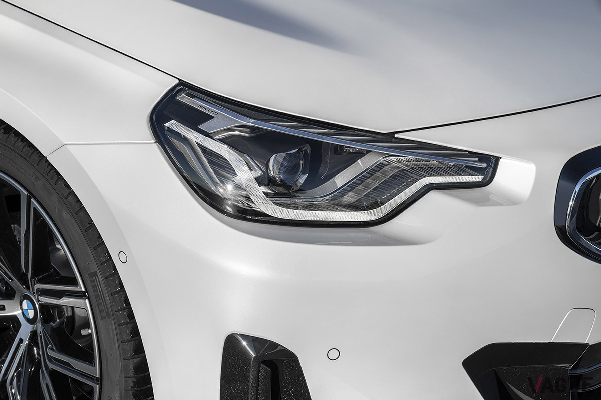 BMWはヘッドライトを丸目四灯をイメージさせるデザインにしていたが、「2シリーズクーペ」ではその伝統は受け継がれなかった
