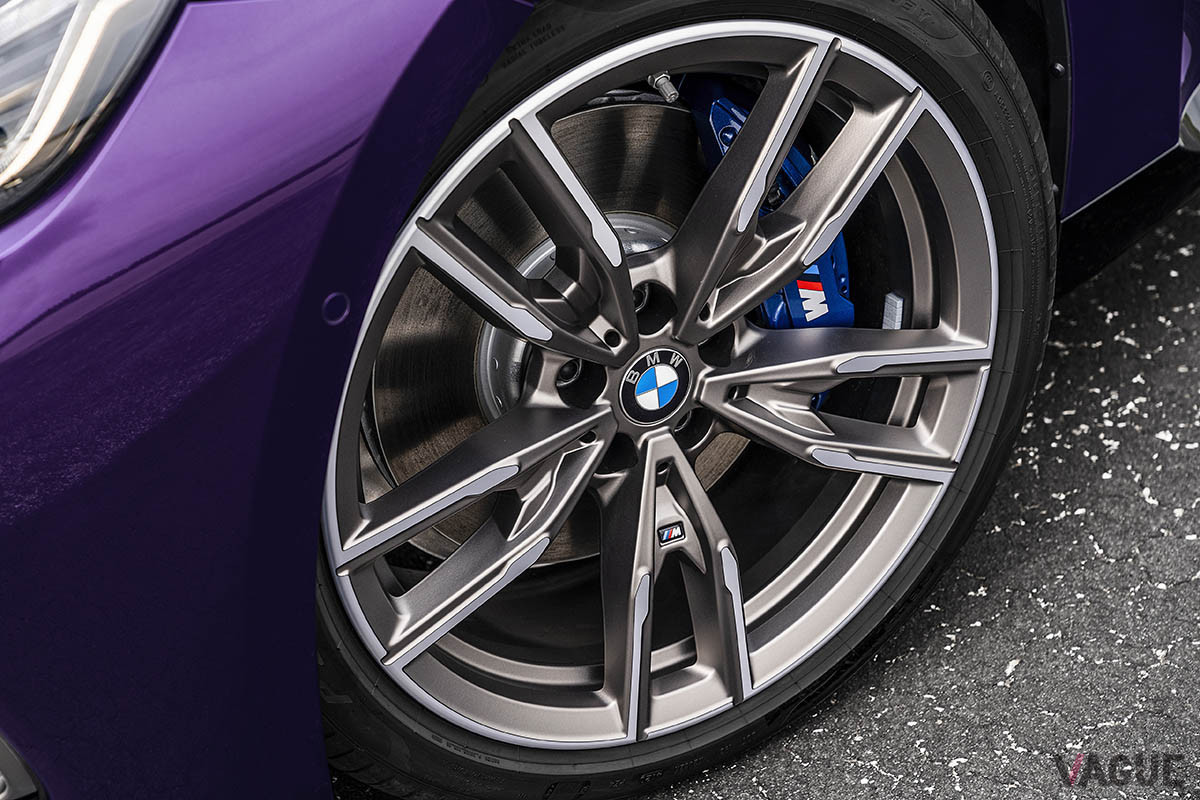 「M240i xDriveクーペ」のホイールは19インチ
