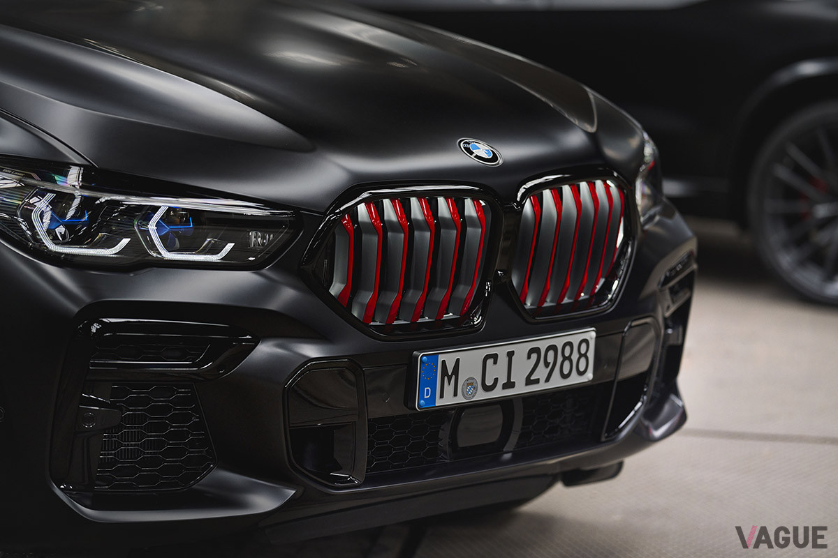 「X5／X6ブラック バーミリオン」は、レッドに塗られたキドニーグリルが特徴
