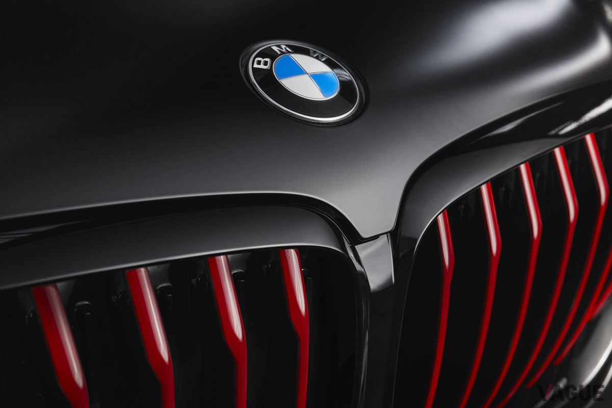 「X5／X6ブラック バーミリオン」は、レッドに塗られたキドニーグリルが特徴