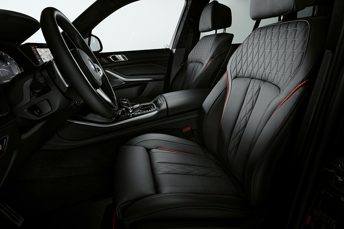 BMW「X5ブラック バーミリオン」のフロントシート
