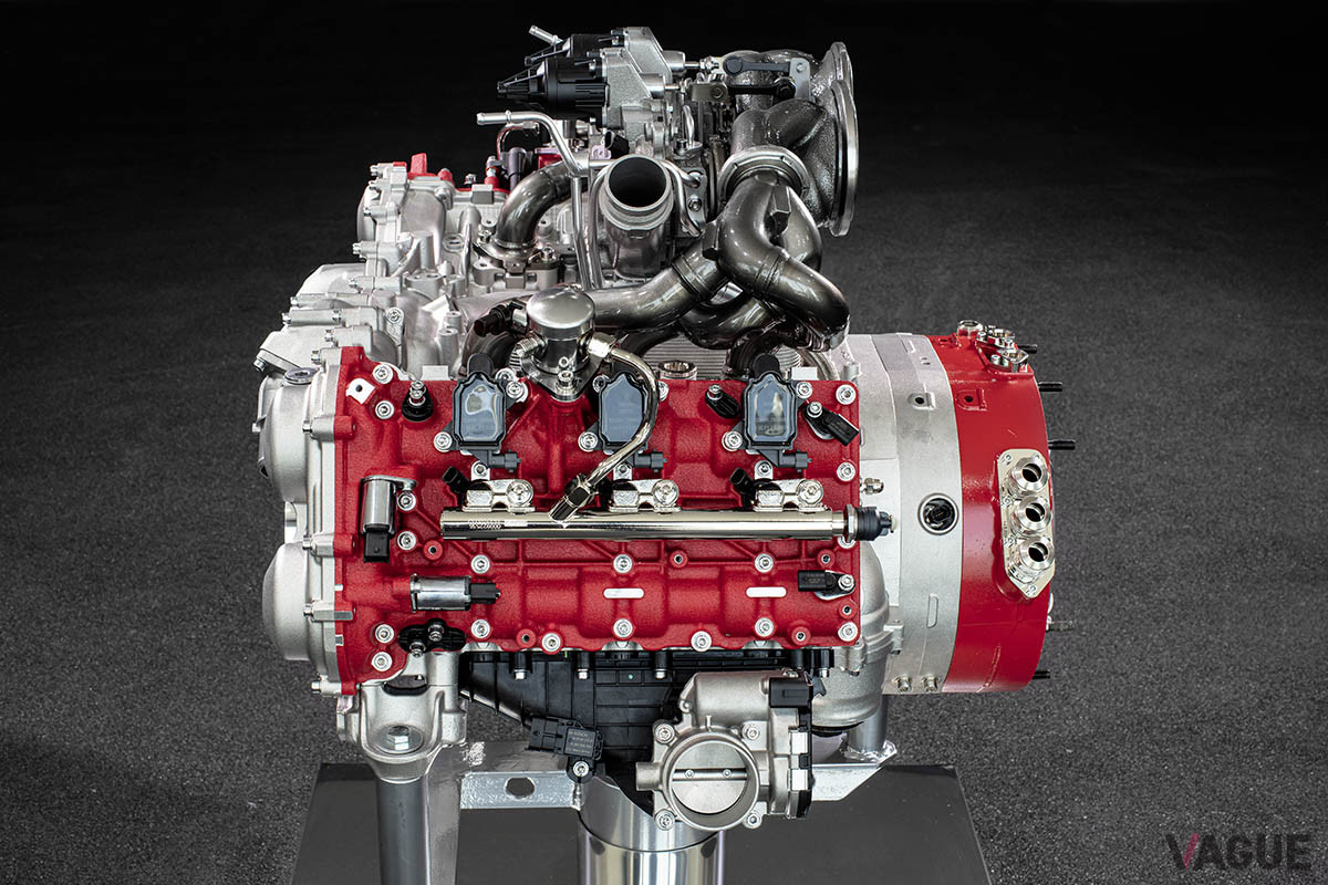 エンジンはこれまでの8気筒モデルより84mm短い2600mmに設計されたV6