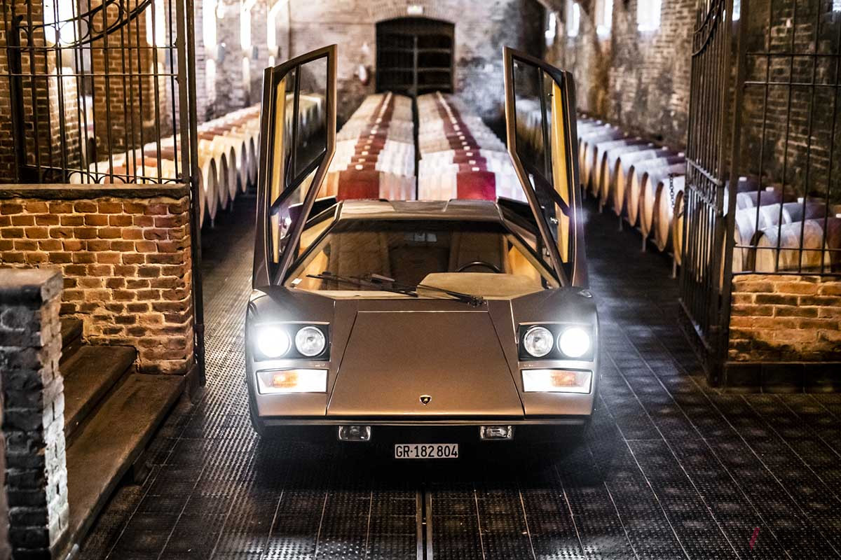 イタリアらしくワイナリーで撮影された「LP400」