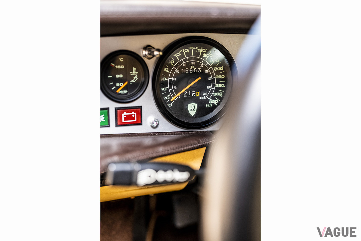 スピードメーターのスケールは320km／hまで刻んである