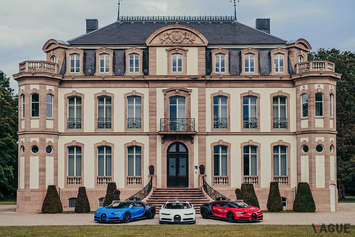 青、白、赤3台の「シロン・スポール」をシャトー・サン・ジャンのファザード前に並べ、フランス国旗「トリコロール」を表現