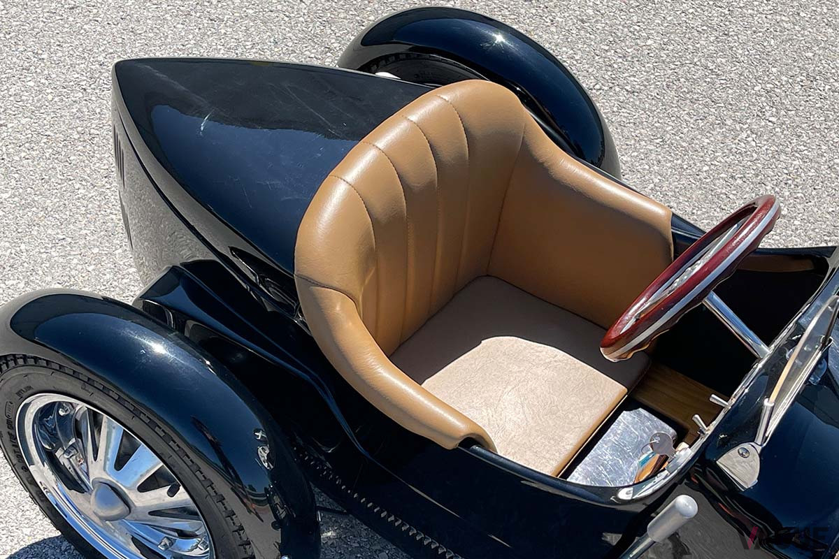 約330万円で落札された、ブガッティ「タイプ35 グランプリ チルドレンズ・カーby HARRINGTON」（C）2021 Courtesy of RM Sotheby's