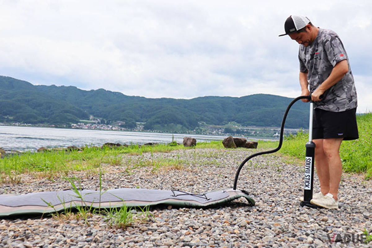 ポンプでSUPに空気を入れているところ