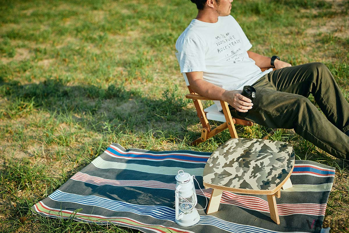 天板表面や脚などには木肌がなめらかで美しく水にも強いシナ合板を採用する