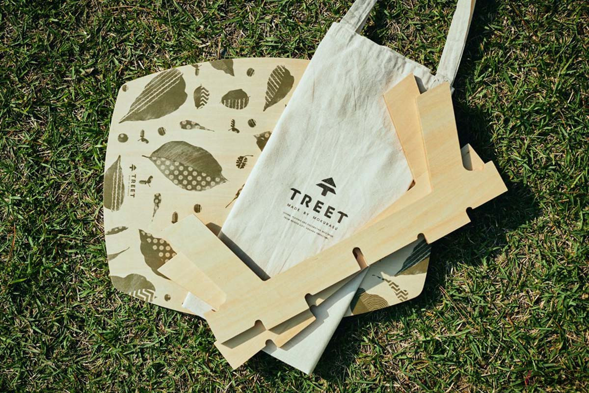 2枚の板をクロスさせて脚とし、その上に天板にはめこめば完成するという手軽さも魅力