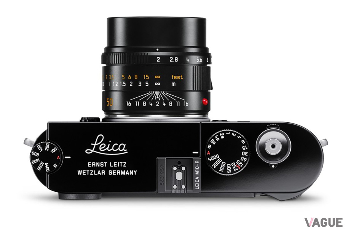 筆記体の“Leica”ロゴや創業者の名を刻んだ文字など、トップカバーのデザインも特別仕立てだ