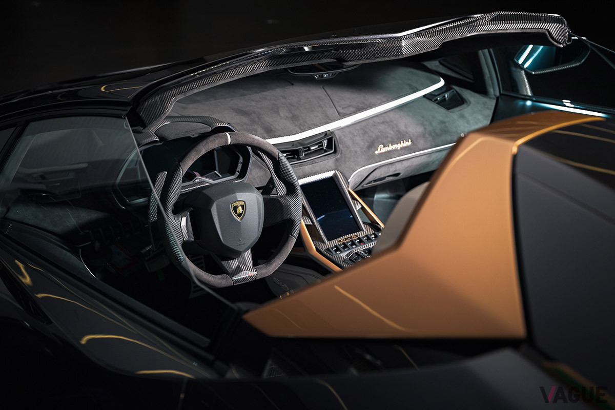 アルカンターラやカーボンファイバーがふんだんに使われたコックピット