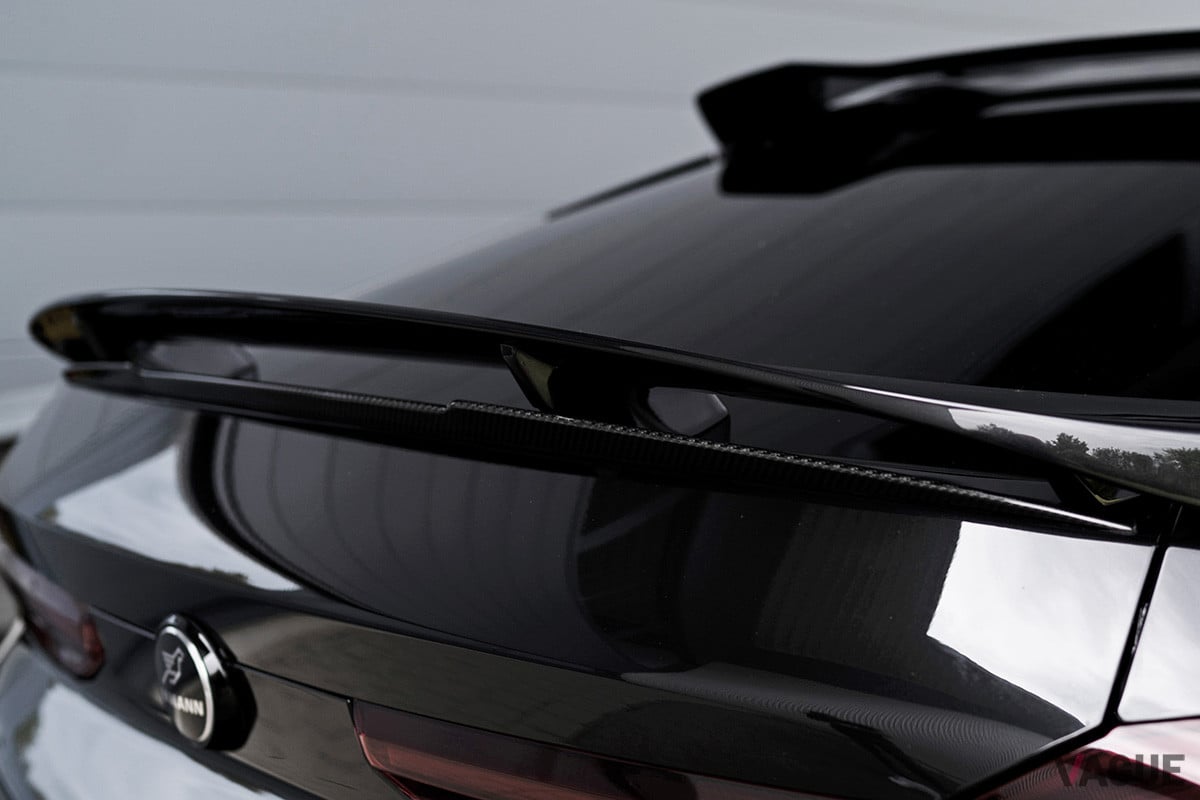 純正のリップスポイラーに合わせたデザインのリアスポイラー