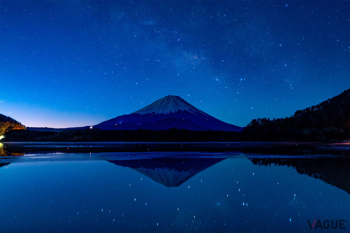 テラスからは山中湖村ならではの美しい星空や雄大な富士山の姿を眺められる