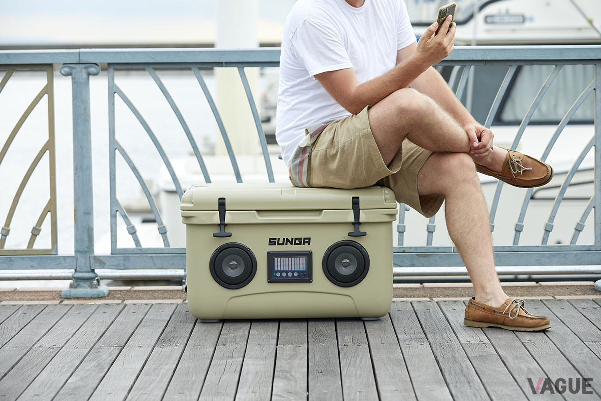 曲に合わせてRGBカラーのディスプレイが点灯。チェアがわりにも使える