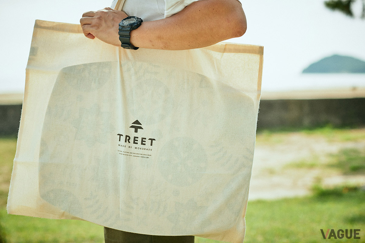 組みたて／分解は工具不要。分解すればトートバッグに入れて気軽に持ち運べる