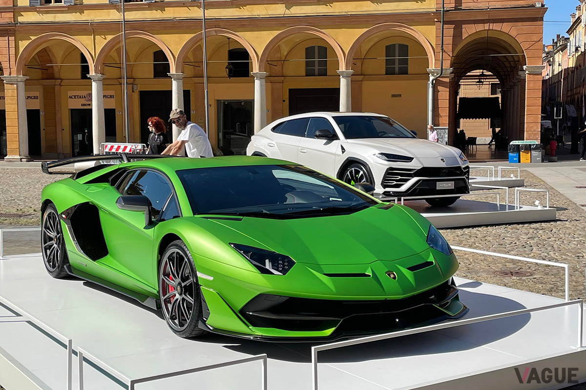 Piazza Roma（ピアッツァ・ローマ）に展示されたランボルギーニ「アヴェンタドールSVJ」