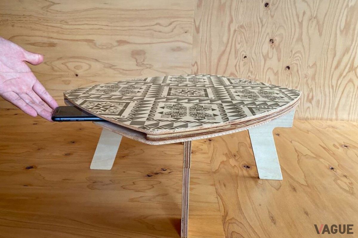 天板の側面にスマホ用スペースを用意。ここに挿したスマホで音楽を再生すると音が増幅される