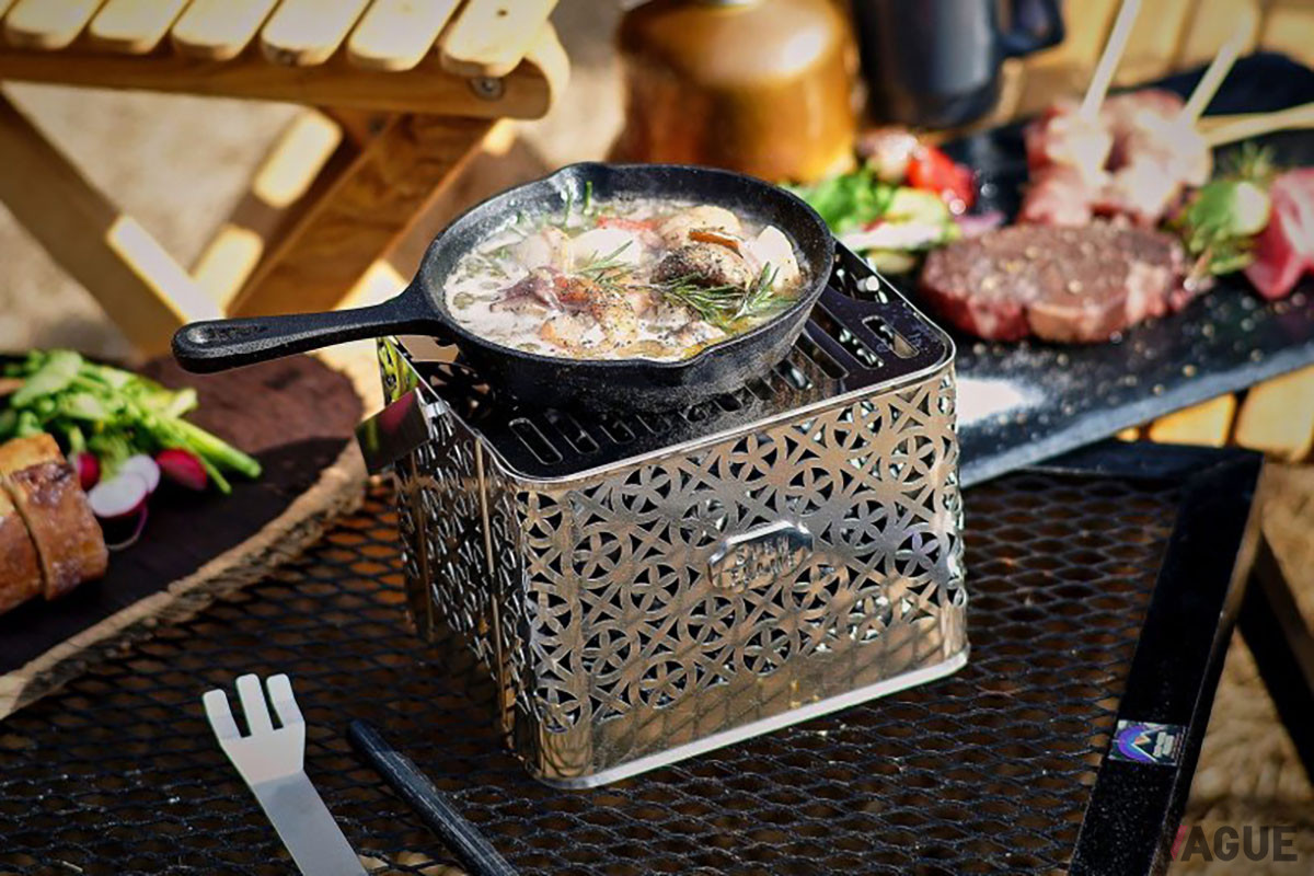 天面に置いたグリルプレートにかけた鍋では野外調理を楽しめる