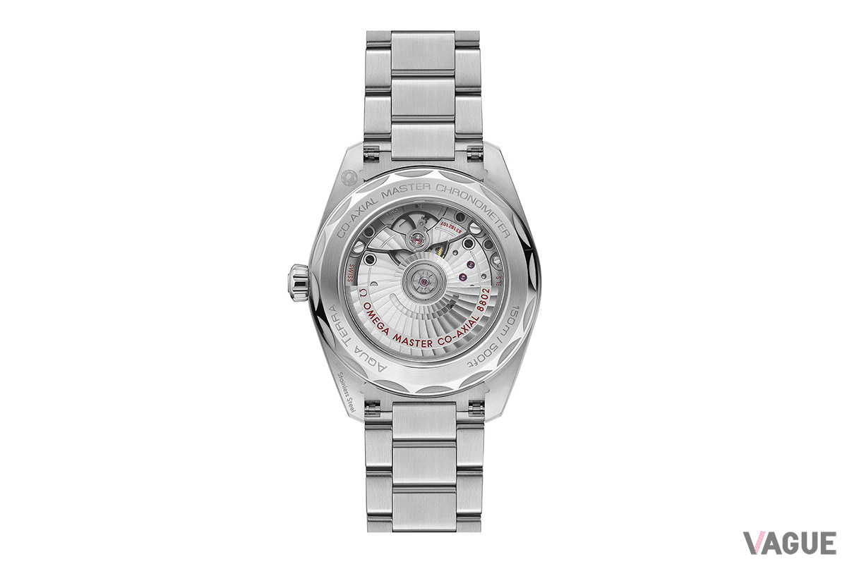 シースルーケースバックフラットのサファイアクリスタル、周囲に波模様のデザインを施したポリッシュ＆ブラッシュ仕上げのケースバックに“AQUA TERRA”と防水性能をエン グレーブ