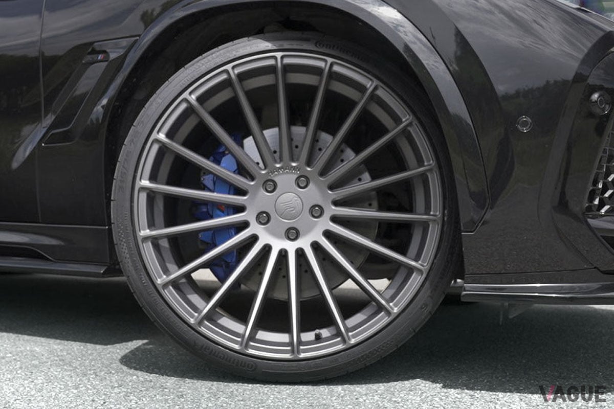 ホイールは23インチ。タイヤサイズは315／25ZR23