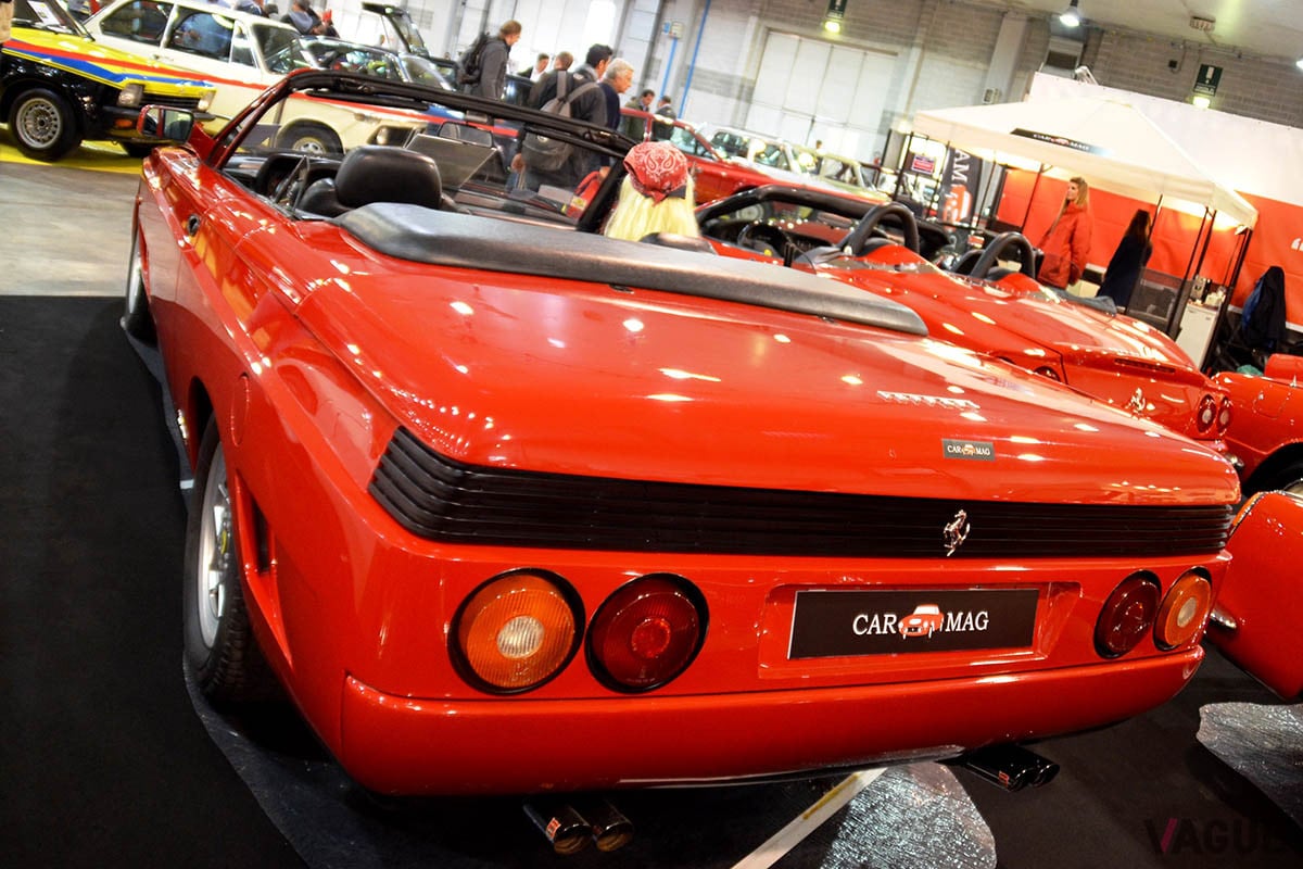 「412ヴェントロッソ」のリアビューは、同時代の「テスタロッサ」の影響を感じさせる