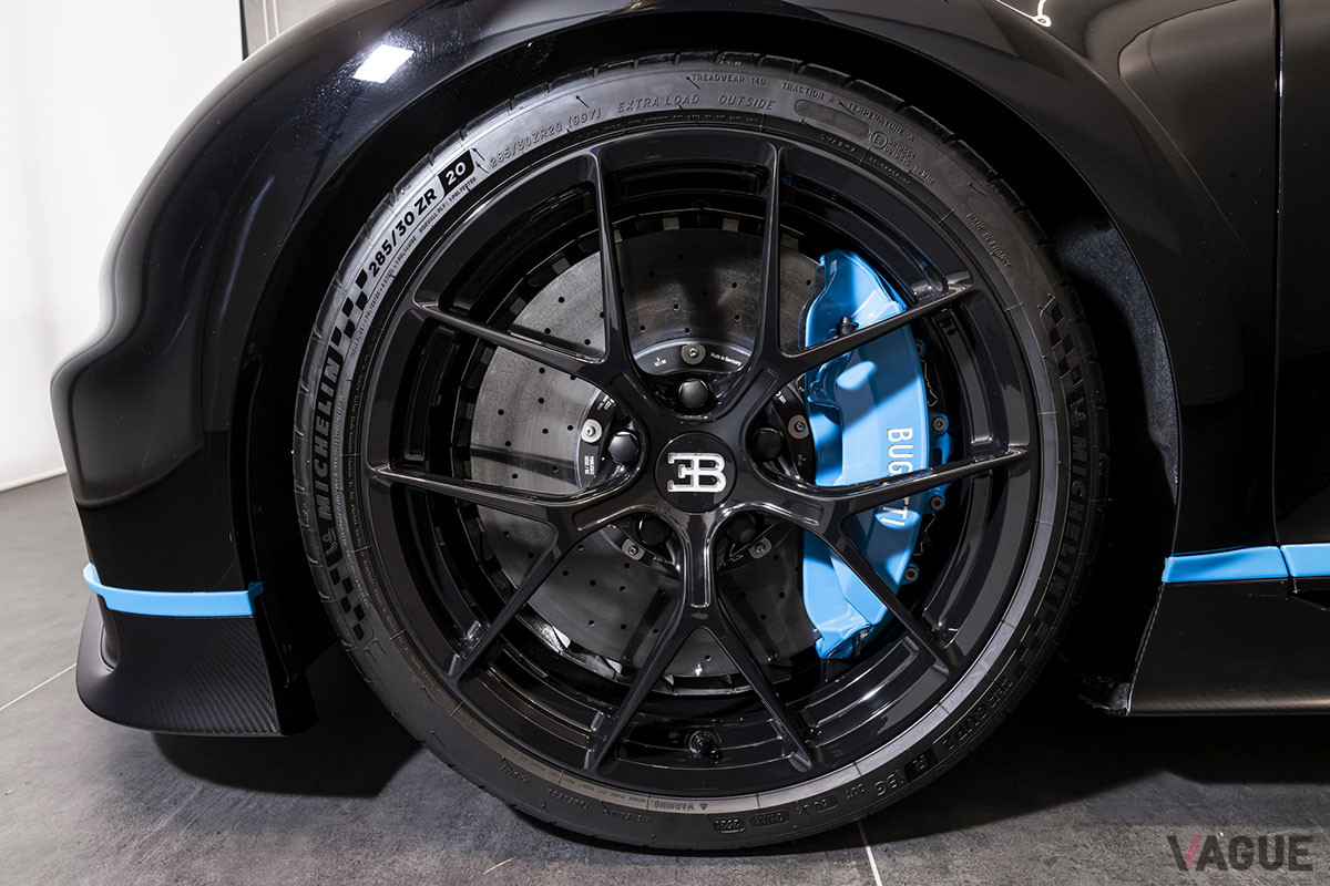 0−100km／h加速2.3秒の速さをもつだけに、ブレーキシステムも強化されている