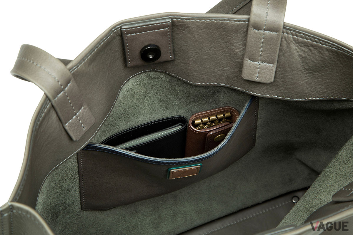 内装には小物の収納に便利なフリーポケットが備わる