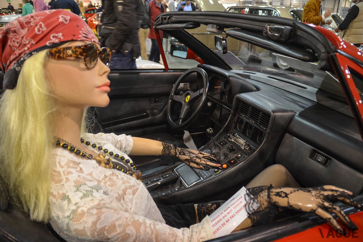 「412ヴェントロッソ」のインテリア。マネキン人形で見えにくいが、内装は「412」と共通