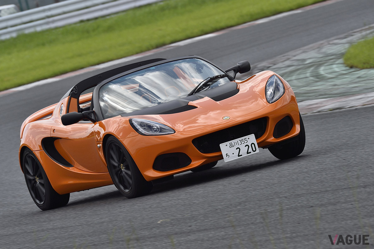 ロールしながら、エリーゼ・スポーツ220IIは狙ったとおりのラインをトレースする